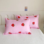 Parure de lit fraise dans une chambre décorée avec des tons pastel