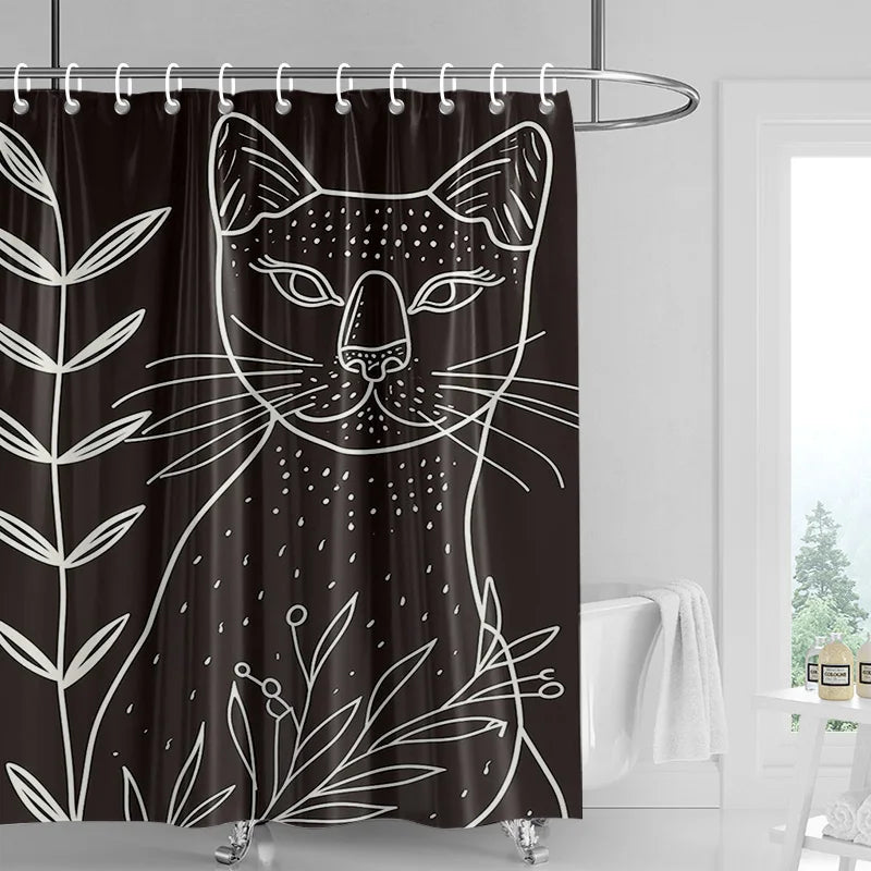 Rideau de douche noir avec un motif minimaliste de chat blanc entouré de fleurs, installé dans une salle de bain moderne avec une baignoire et une fenêtre lumineuse en arrière-plan.