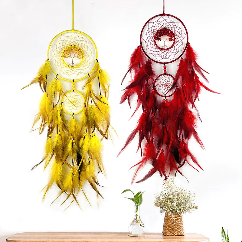 Deux attrapeurs de rêves aux couleurs vives, l'un jaune et l'autre rouge, suspendus sur un support en bois, entourés de fleurs et de verdure, créant une composition de beauté et de tranquillité.
