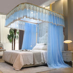 Une magnifique chambre à coucher avec un lit à baldaquin et des rideaux bleus ornés de dentelle dorée, créant une ambiance chaleureuse et romantique.