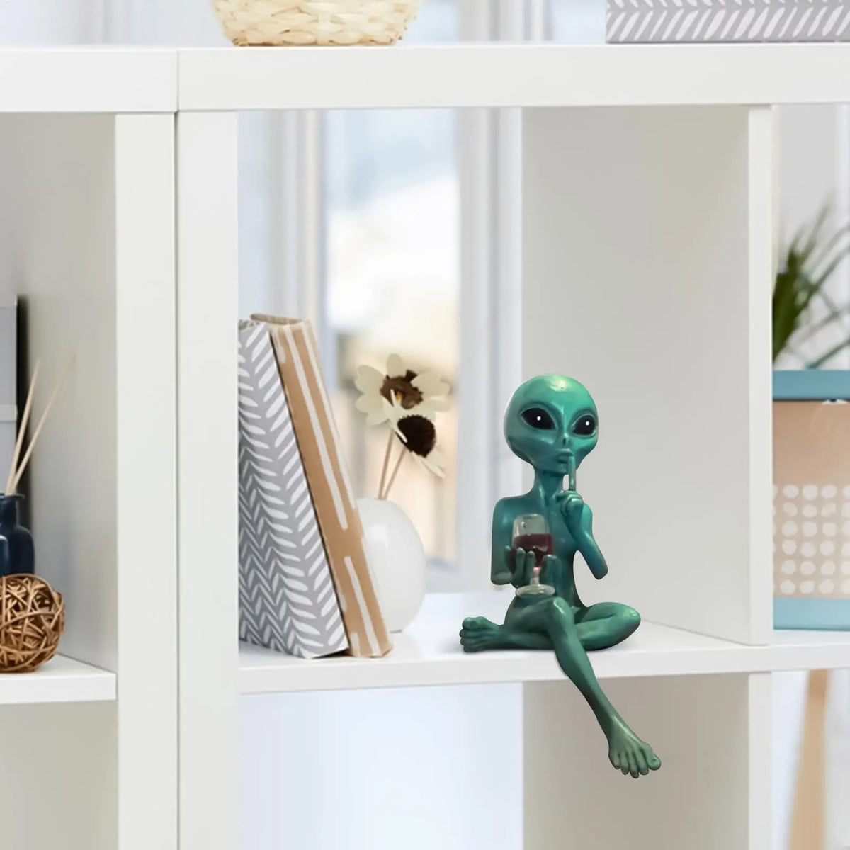 statue alien résine vert turquoise assis verre vin rouge décoration maison humoristique science fiction