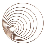 anneaux suspension dorés ronds concentriques métal opaques tailles variées moderneintérieurcoration minimaliste