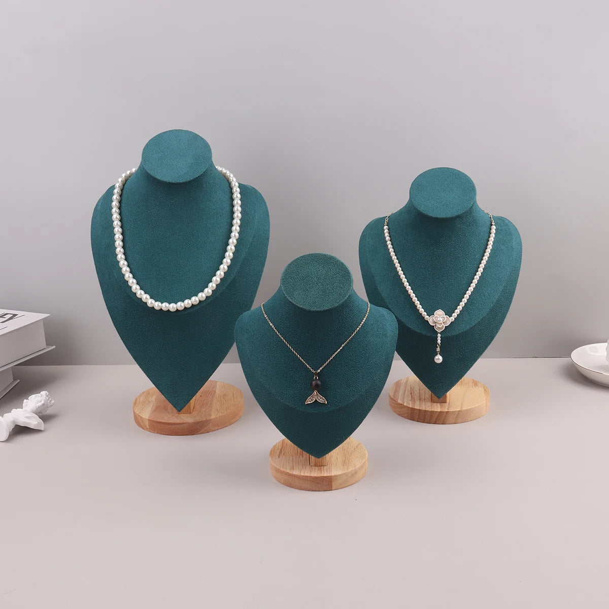 colliers modernes soie noir blanc vert cadre cuir bois affichage bijoux pendentifs cou