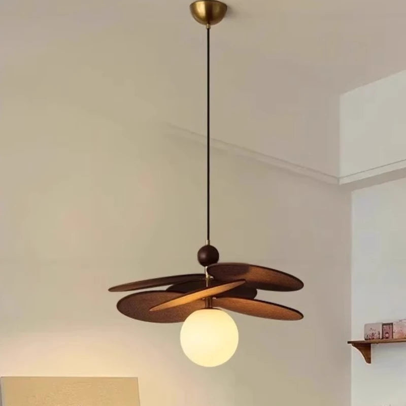 ventilateur suspendu moderne marron clair lames bois sphères translucides minimaliste