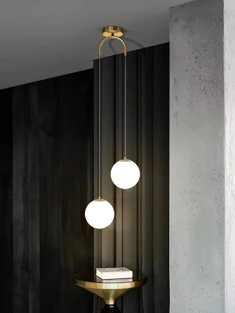 suspension lumineuse moderne sphérique verre opale noir blanc doré minimaliste