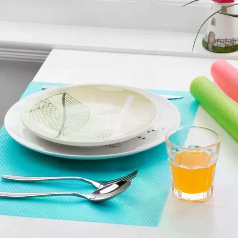 tapis anti dérapants moderne rectangle multicolore alvéolés transparents cuisine réfrigérateur assiettes verres couverts fruits