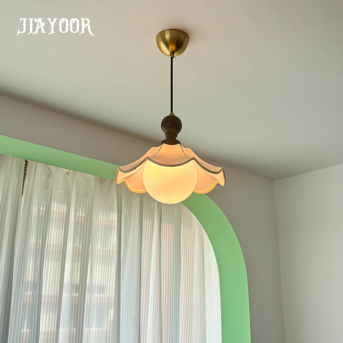 lampe suspendue vintage papillons dentelle blanc doré romantique chambre salon restaurant