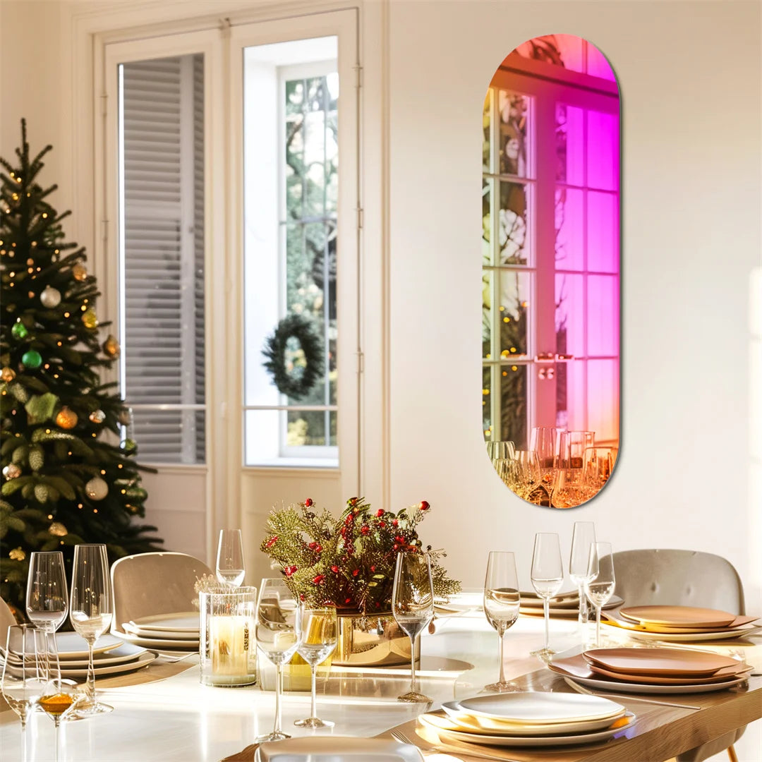 Une belle table de fête avec un sapin de Noël et une décoration festive, prête à accueillir une joyeuse réunion de famille ou d'amis.