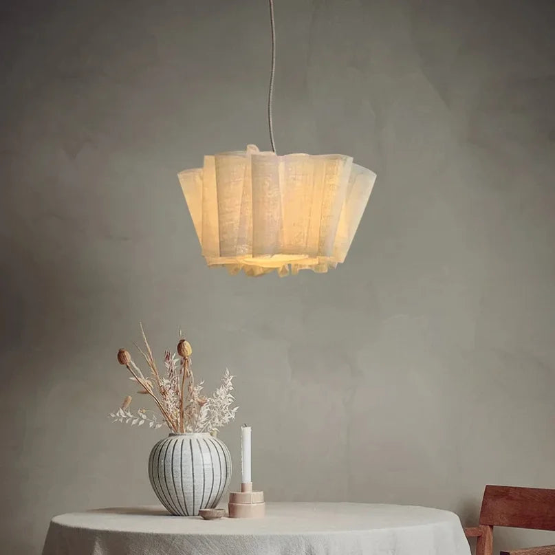 lampe suspendue tissu beige clair moderne élégante pendentif chaîne métallique flux lumineux 2000 82000