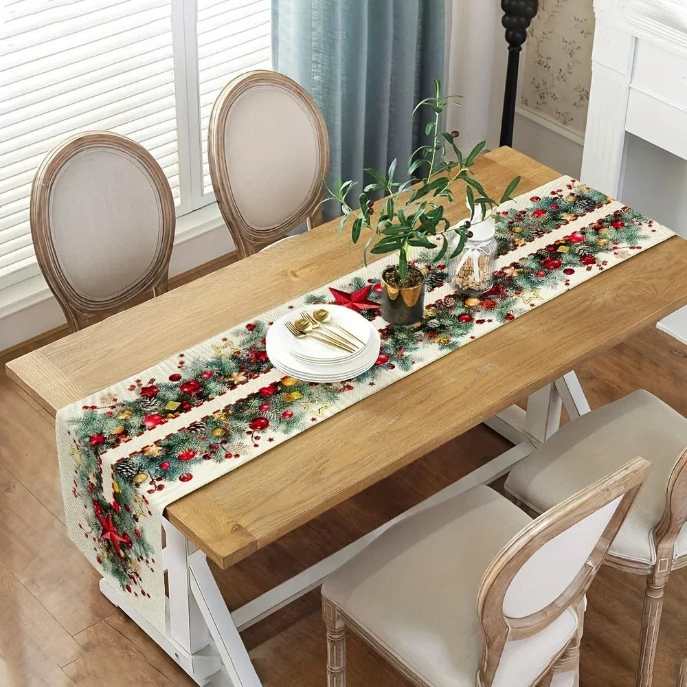 Une magnifique table de salle à manger décorée avec élégance pour les fêtes de Noël, avec des branches de sapin, des boules et autres décorations festives.