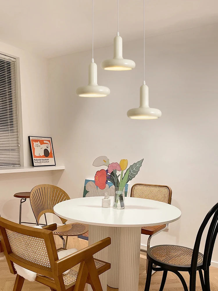 Lampe macaron rouge sur une table de chevet avec décoration minimaliste