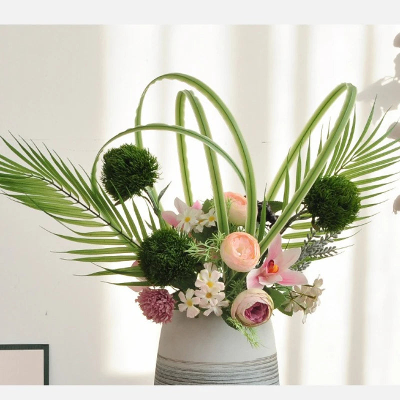 feuilles decoratives vertes fleurs orchidees roses decoration florale arrangement minimaliste