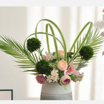 feuilles decoratives vertes fleurs orchidees roses decoration florale arrangement minimaliste