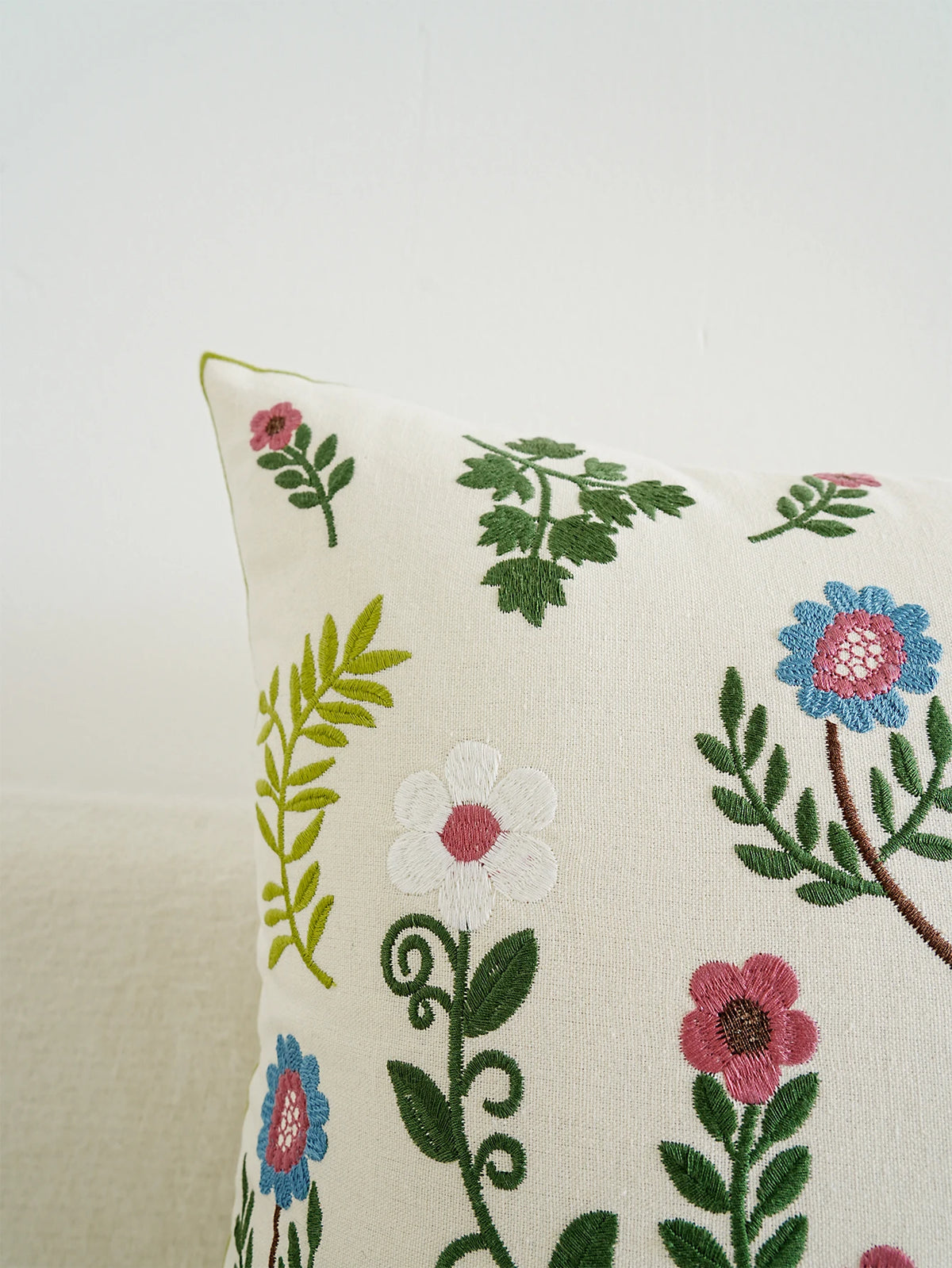 housse coussin brodée fleurs colorées rose bleu vert tissu polyester traditionnel adhésif salon chambre