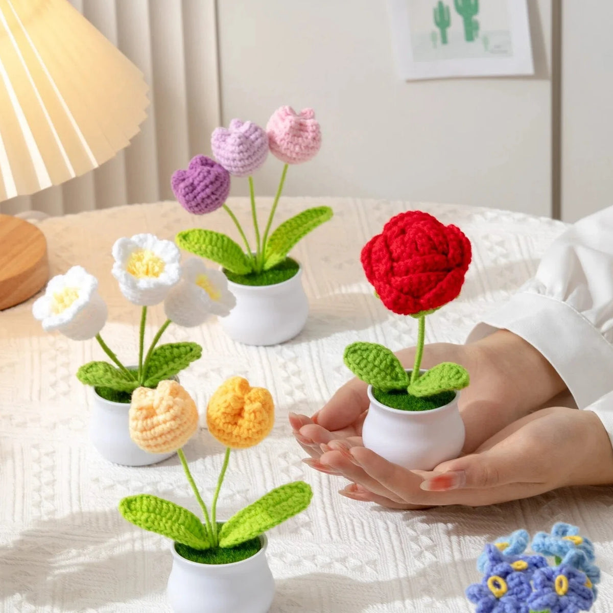 fleurs artificielles tricotées rouge blanc jaune rose vert pot blanc decoration maison créative artisanale