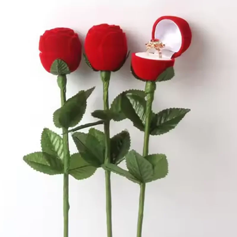 boîte bijoux velours rouge intérieur blanc moderne bouquet roses spiralées minimaliste anneau fleur relief