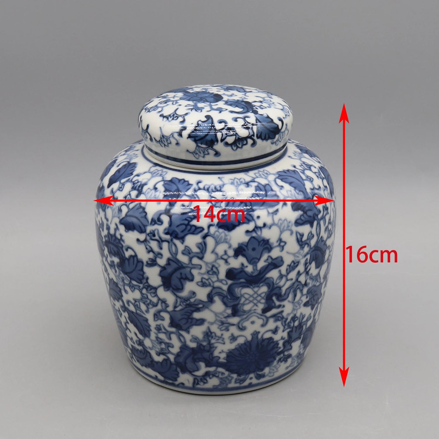 Jarre décorative en porcelaine bleu et blanc avec un motif floral ornemental et des dimensions de 16 cm de hauteur et 14 cm de largeur.