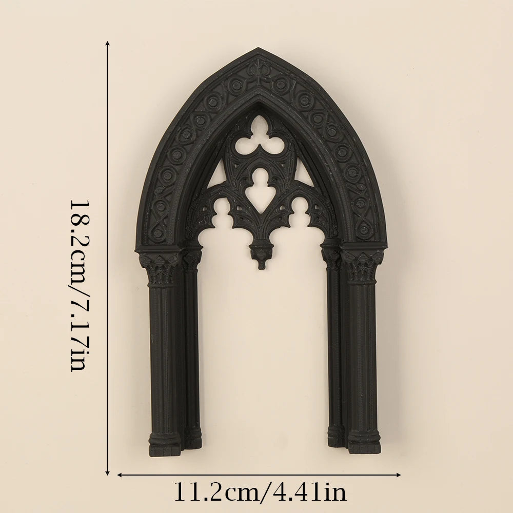 décoration murale gothique arches feuilles chêne croix chandelier miroir étagère lanterneau noir