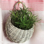 panier suspendu tressé rotin marron clair brun foncé gris rustique naturel crochets
