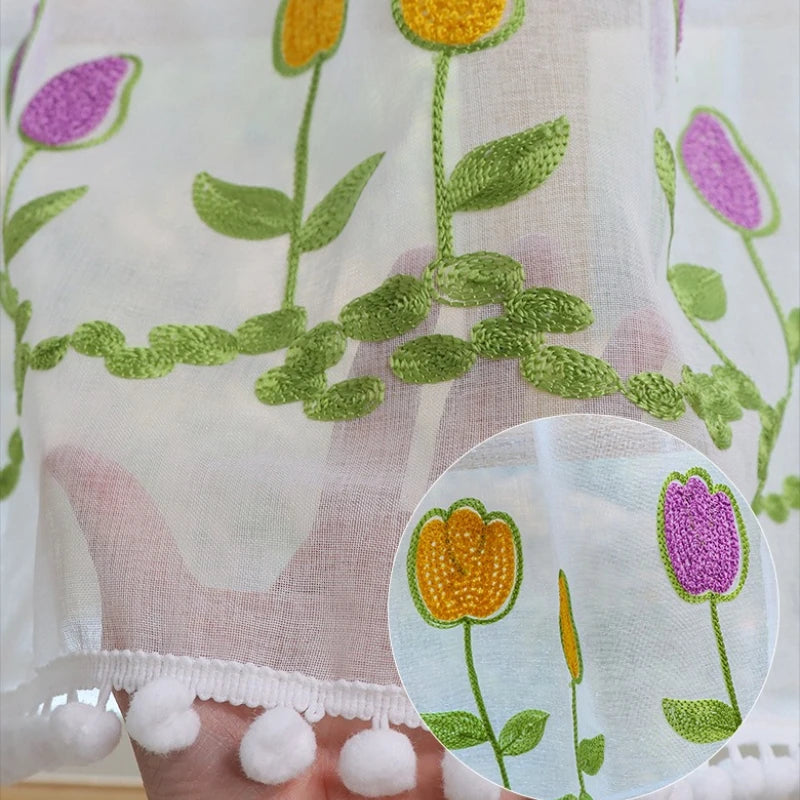 rideau brodé fleurs transparent bohème couleurs vives pompons blancs cuisine fenêtre