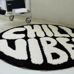 tapis rond noir blanc CHILL VIBES lettres texturées doux moderne salon chambre