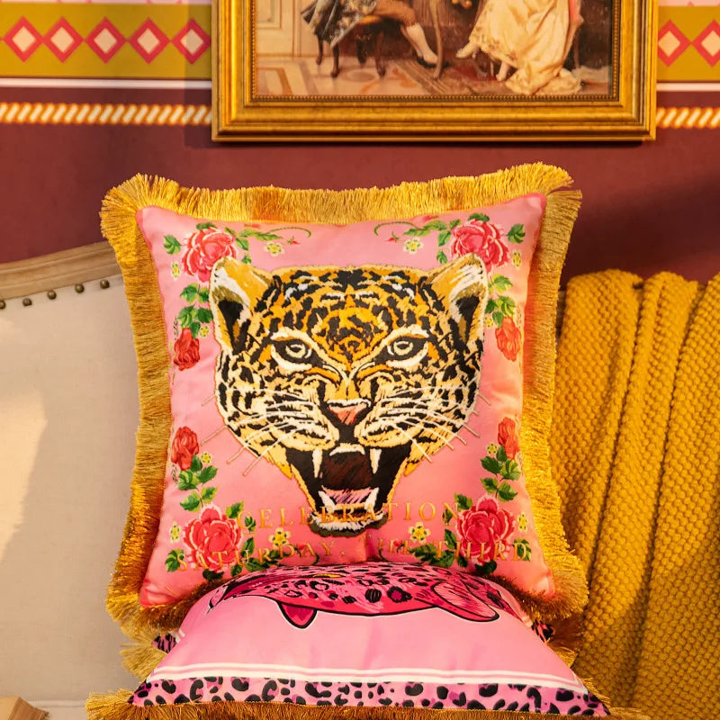 housse coussin velours rose motif léopard fleurs franges dorées décoration canapé chambre vintage