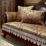 Ce canapé vintage orné de motifs floraux ornementés et de bords à franges en dentelle crème dégage une atmosphère d'élégance et de raffinement dans la pièce.