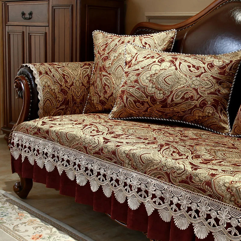 Ce canapé vintage orné de motifs floraux ornementés et de bords à franges en dentelle crème dégage une atmosphère d'élégance et de raffinement dans la pièce.