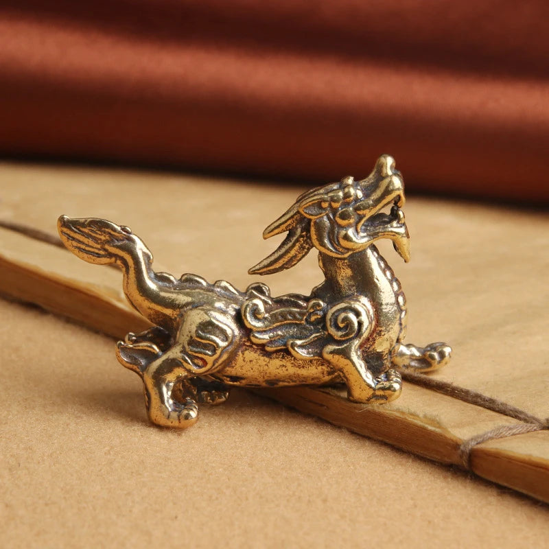 statuette dragon dorée sculptée détaillée traditionnelle décoration intérieure ornement porte bonheur