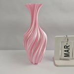 vase decoratif moderne texturé lignes ondulées rouge blanc noir argenté minimaliste table