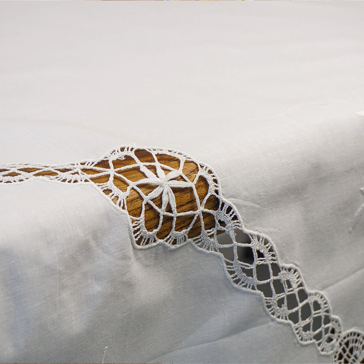 nappe table dentelle broderie motifs floraux rustique vintage mariage décoration table hiver printemps automne