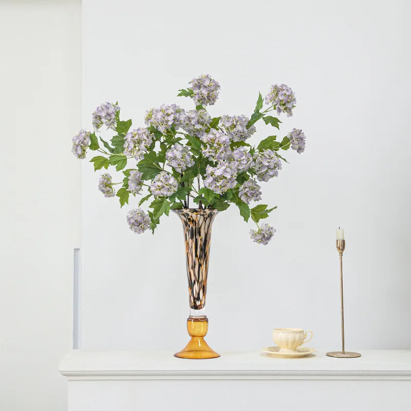 vase verre ambré motif moucheté moderne décoration intérieure bougie papillon fleurs violettes chandelier