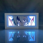 Boîte à lumière LED Arlecchino Genshin Impact allumée en bleu sur table de chevet