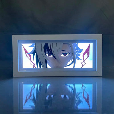 Boîte à lumière LED Arlecchino Genshin Impact allumée en bleu sur table de chevet