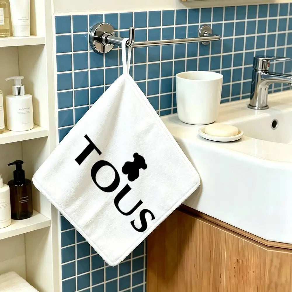 serviette toilette moderne noir rose logo tous chien symboles coeurs paix