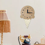 horloge murale forme glace rose blanc marron chiffres noirs deco enfantine originale