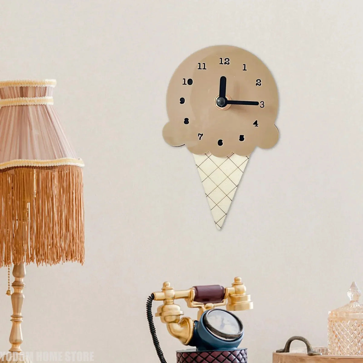 horloge murale forme glace rose blanc marron chiffres noirs deco enfantine originale