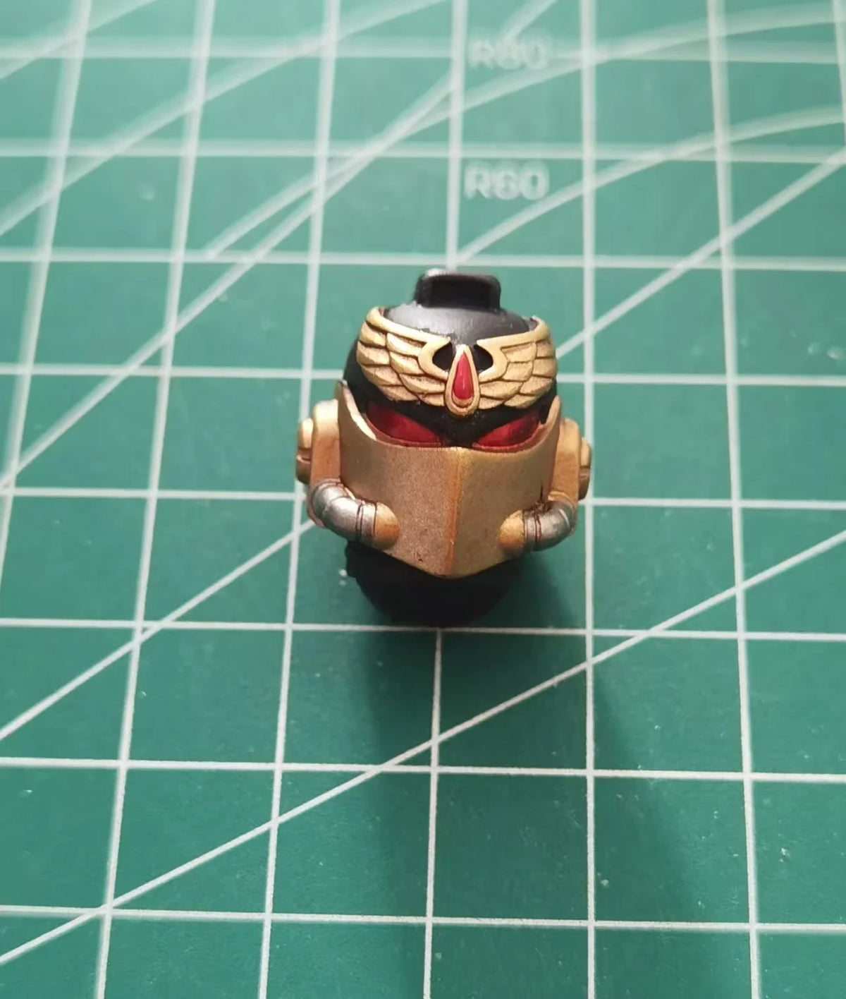figurine articulée rouge épée ornementation fine base transparente fantastique warhammer blood angels