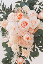 Arche mariage romantique fleurs artificielles rideaux gaze soie naturelle extérieureDecoration événement