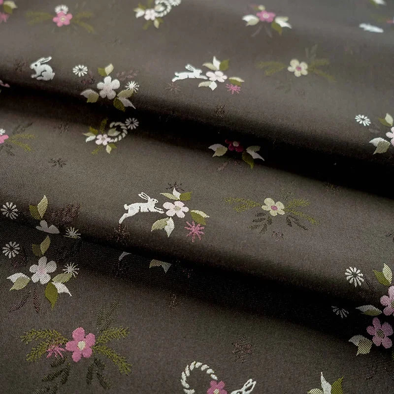 tissu brocart marron fleurs roses blanches lapins motifs automne hiver résistant polyester largeur 145cm
