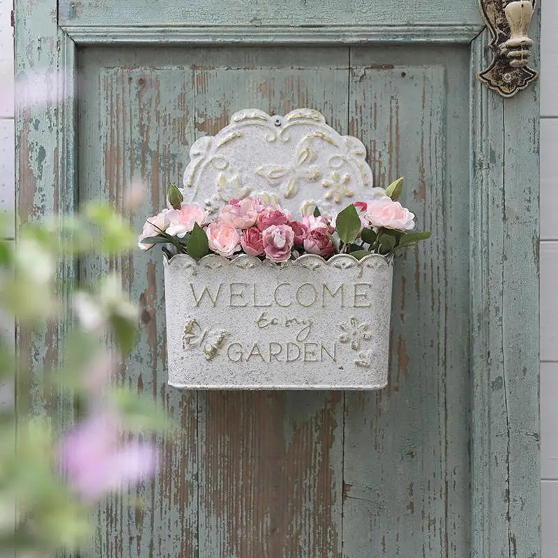 pots suspendus vintage pots plantes fleurs mur rustique organisation décoration extérieure papillons motifs floraux