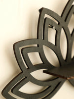 Détail du motif lotus sur l'étagère flottante en bois