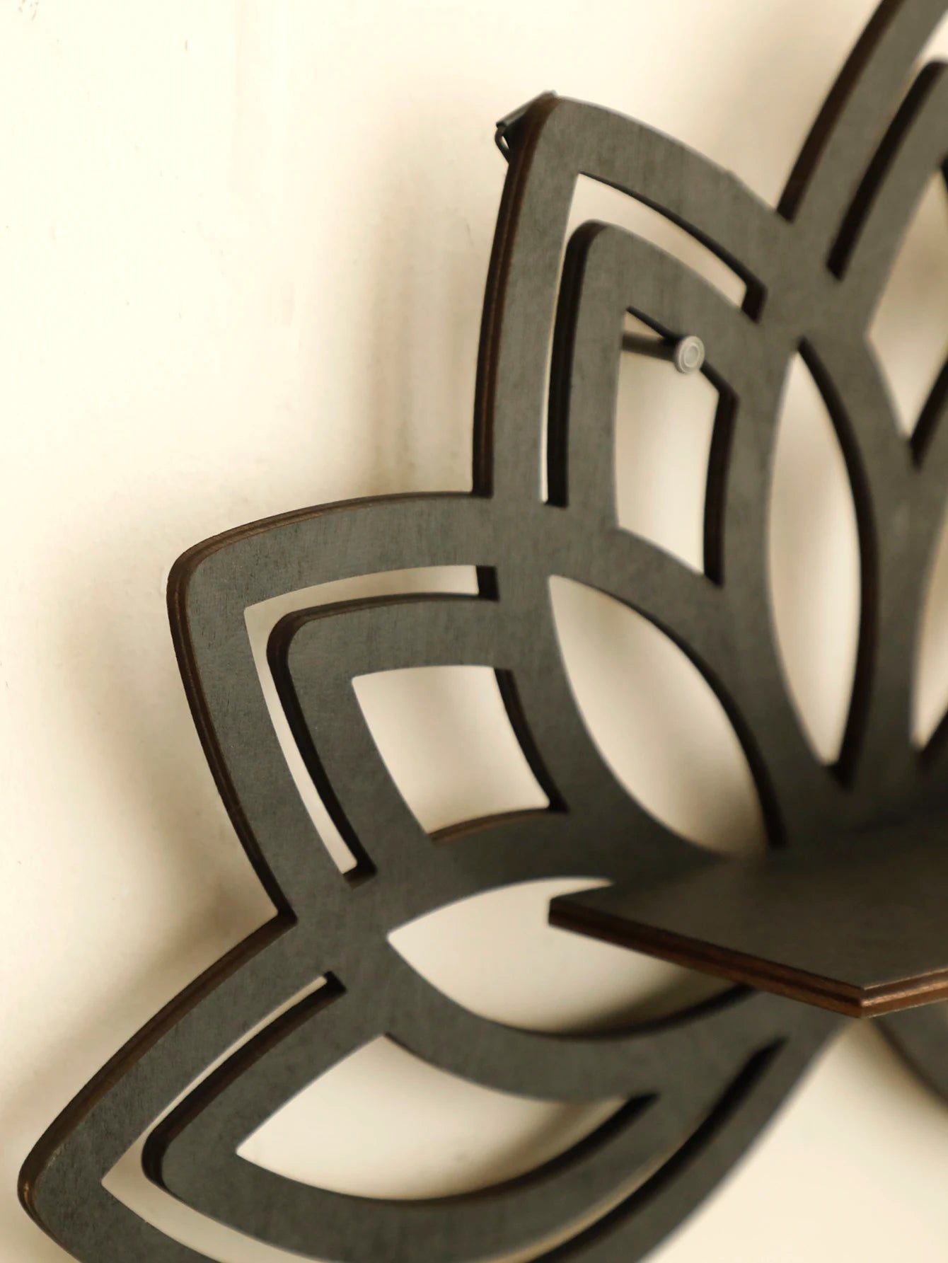 Détail du motif lotus sur l'étagère flottante en bois