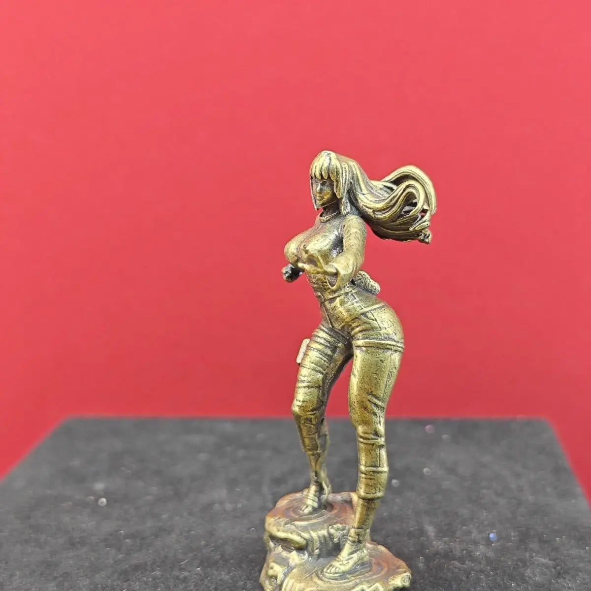 statue féminine bronze doré pose dynamique manga figurine détaillée socle rocheux comparaison taille pièce