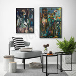 Cette pièce de décoration intérieure élégante présente deux œuvres d'art abstraites colorées, complétées par des meubles modernes et des plantes vertes, créant une ambiance contemporaine et chaleureuse.