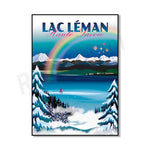 Une image panoramique de paysage hivernal avec une ville au bord d'un lac, des montagnes enneigées et un arc-en-ciel dans le ciel bleu.