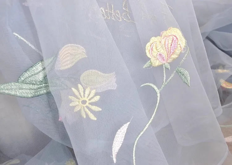 tulle transparent brodé putto fleurs roses tulipes marguerites romantique couleur bleu clair rose pâle