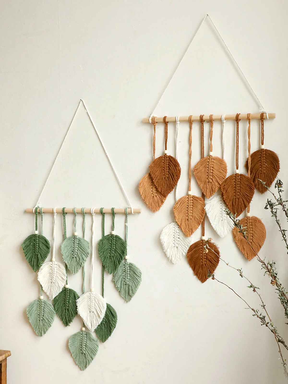 Accrochage tenture murale macramé au-dessus d'un canapé pour décoration murale élégante