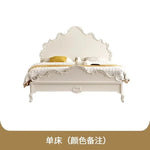 lit blanc classique ornements sculptés motifs floraux tête lit chevet coussins draps oreillers tapis