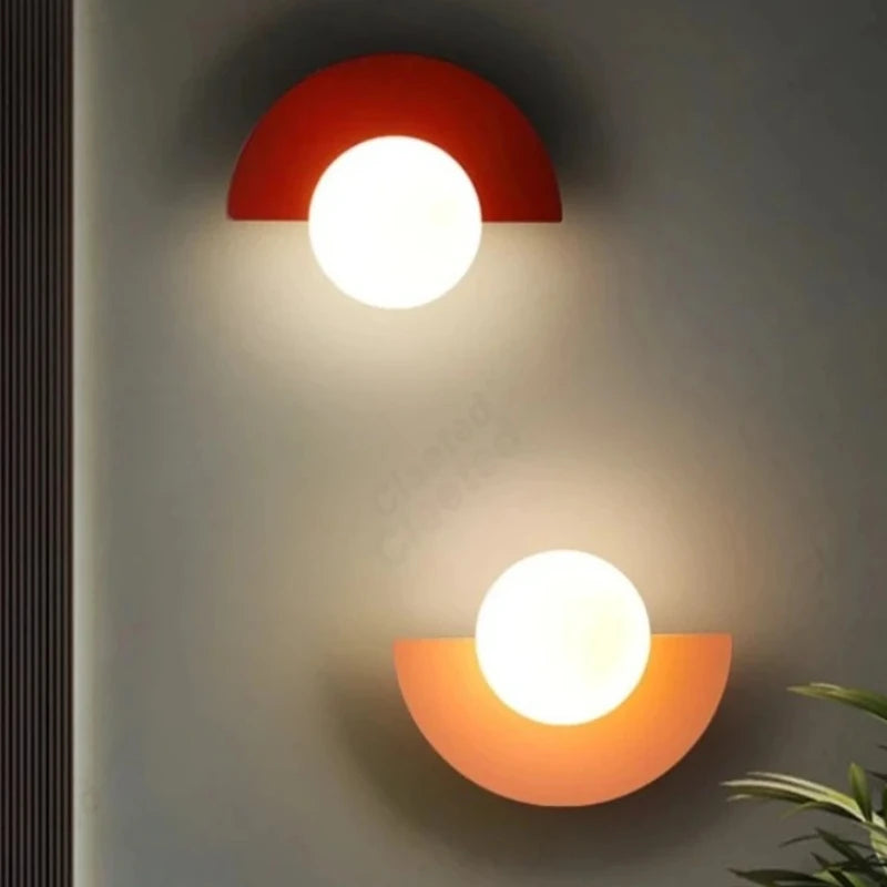 lampes murales modernes blanc rouge noir jaune sphères translucides demi cercles opaques minimaliste
